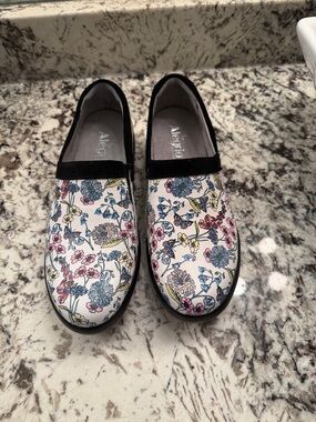 Alegria Floral Slip-On Flats in White with Multicolor Flowers..size 39 ..new